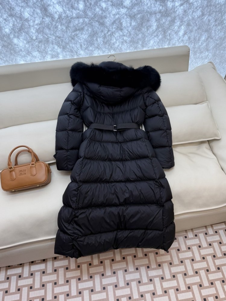 Свободный пуховик Burberry с воротником из лисьего меха фото 4