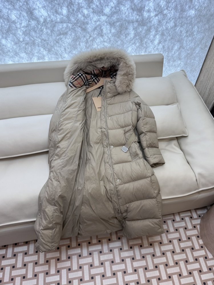 Свободный пуховик Burberry с воротником из лисьего меха фото 6