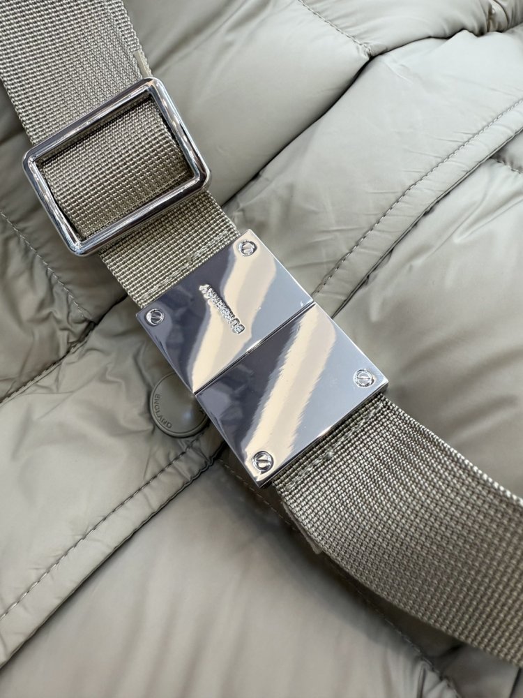 Свободный пуховик Burberry с воротником из лисьего меха фото 8