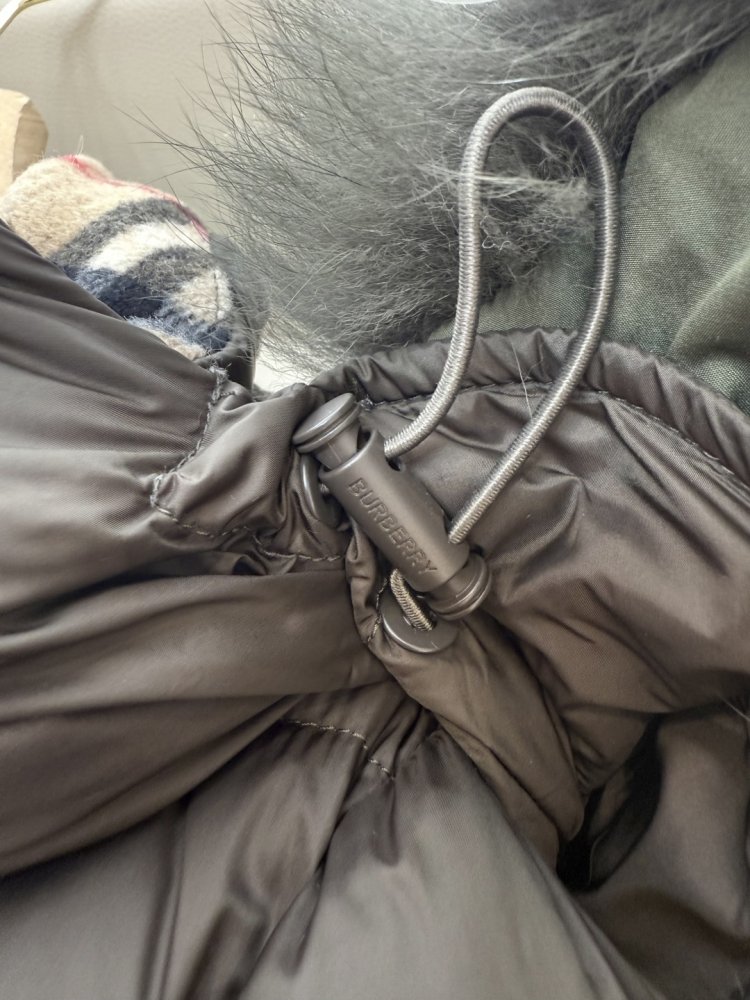 Свободный пуховик Burberry с воротником из лисьего меха фото 8