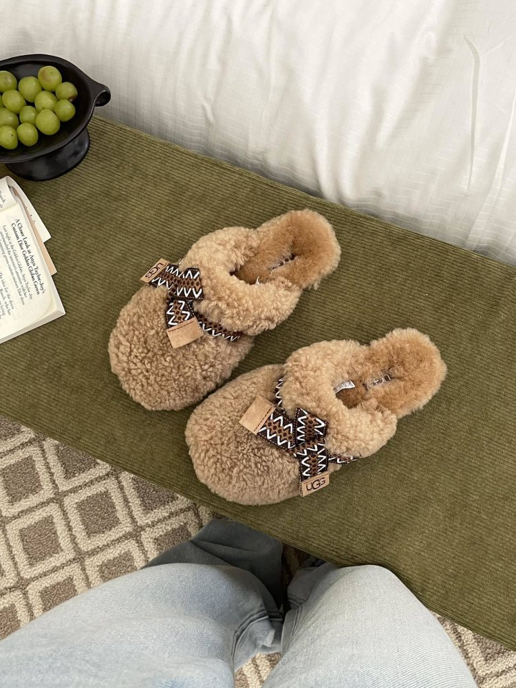 Slippers on fur women's