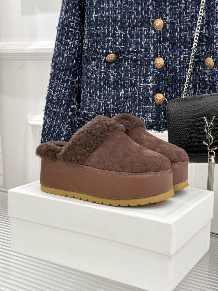 Slippers on platform fur women's