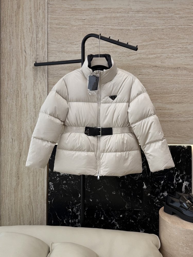 Теплый короткий пуховик с длинными рукавами