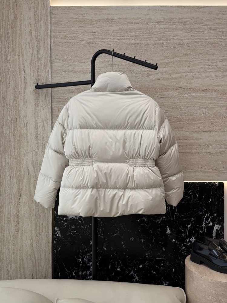 Теплый короткий пуховик с длинными рукавами фото 2