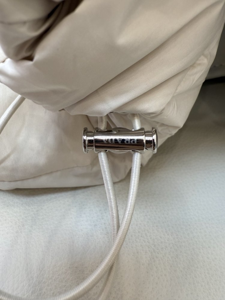 Теплый короткий пуховик с длинными рукавами фото 8