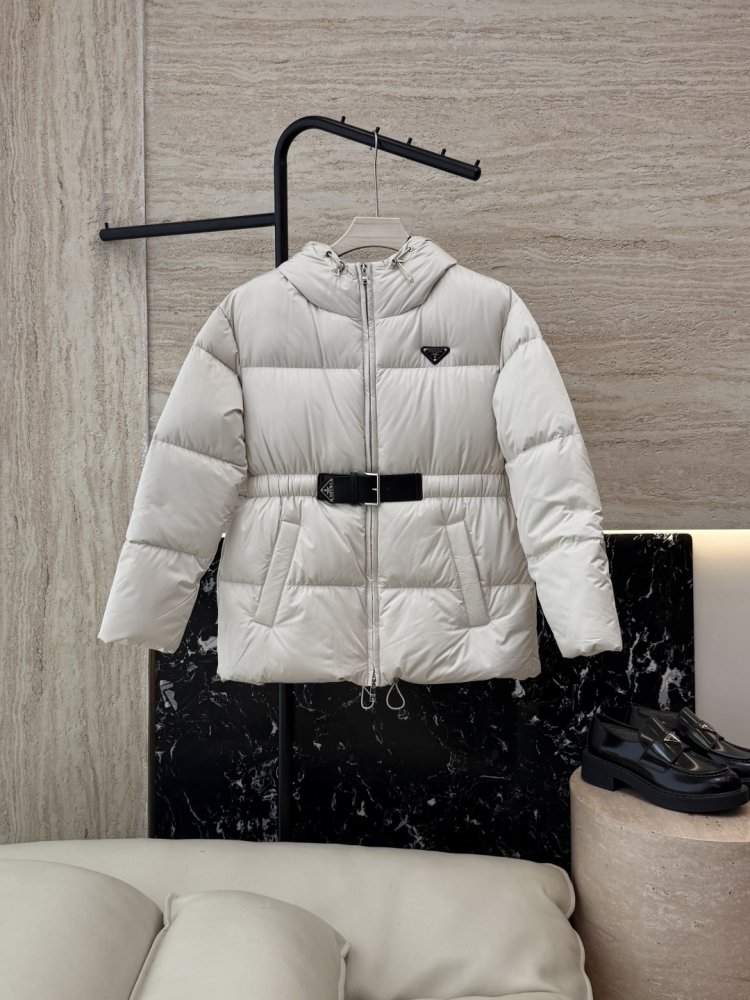 Теплый пуховик с длинными рукавами и капюшоном