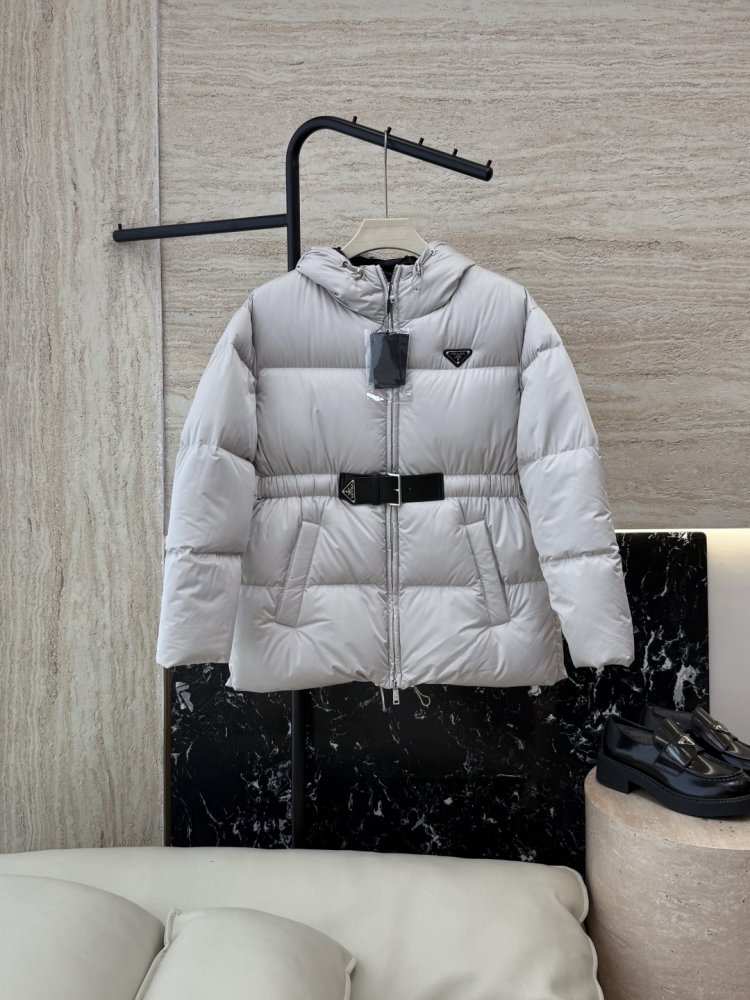 Теплый пуховик с длинными рукавами и капюшоном