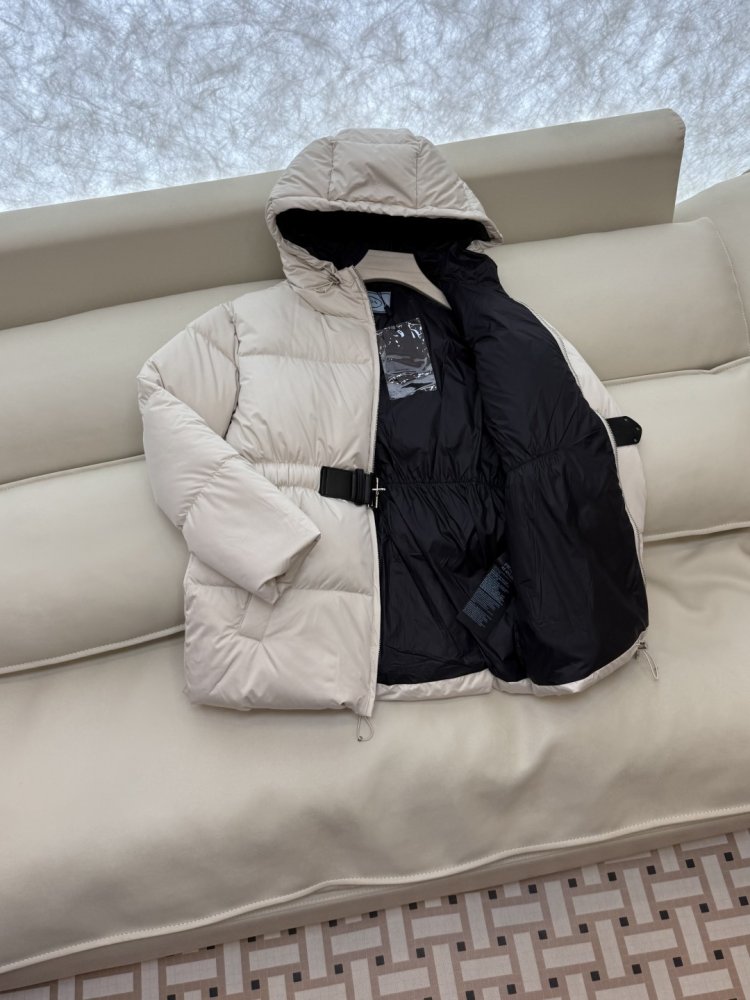 Теплый пуховик с длинными рукавами и капюшоном фото 4