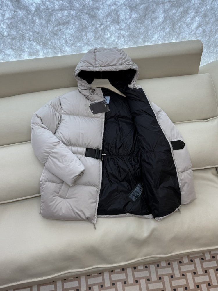 Теплый пуховик с длинными рукавами и капюшоном фото 4