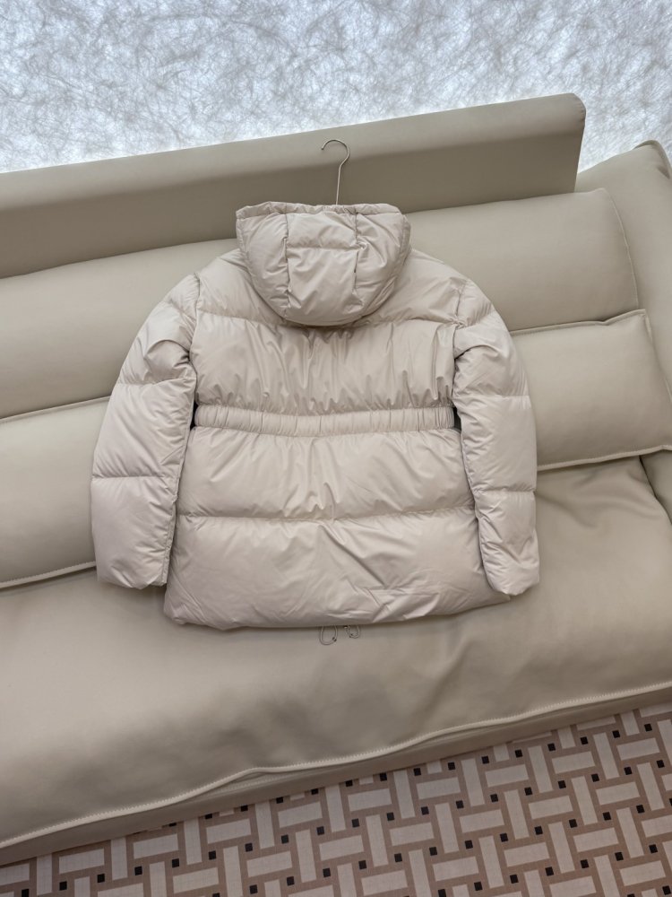 Теплый пуховик с длинными рукавами и капюшоном фото 5