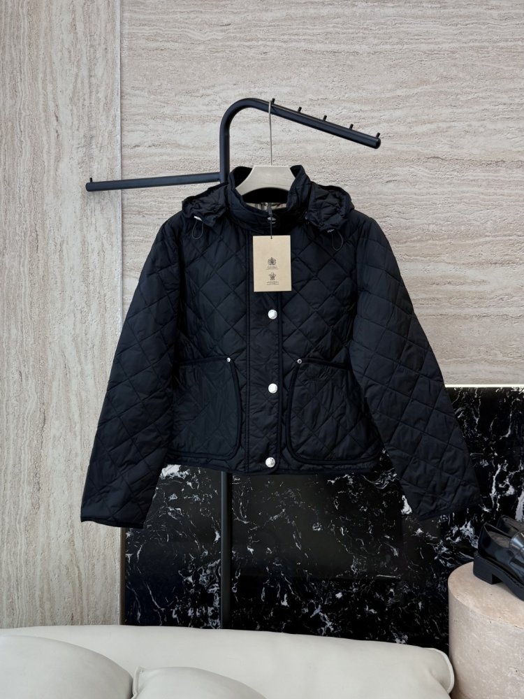 Тонкий укороченный пуховик в ромбовидную клетку