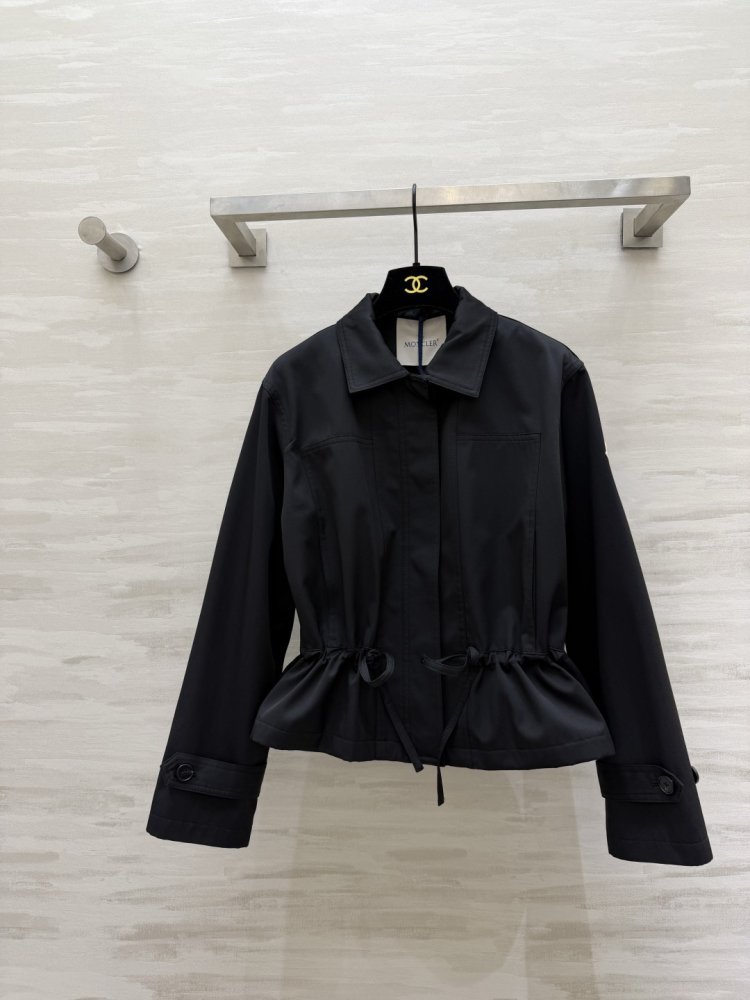 Trench from lapels and strings on waist