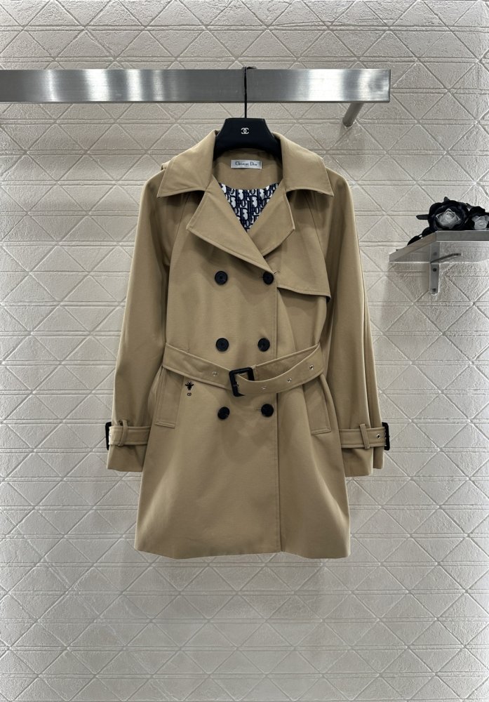 Тренчкот з поясом і вилогами