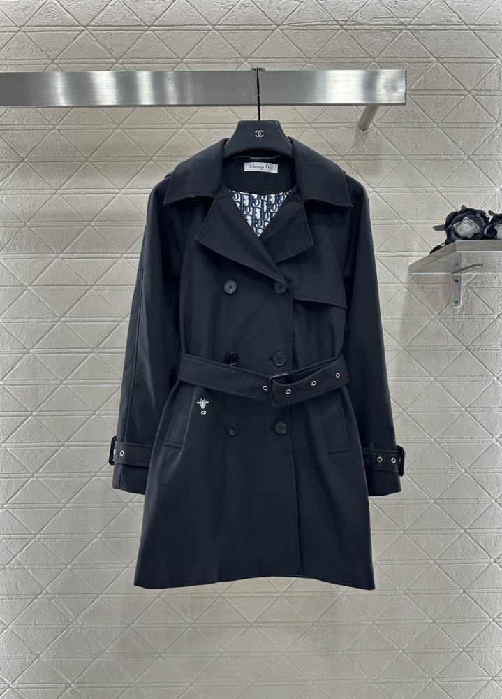 Тренчкот з поясом і вилогами