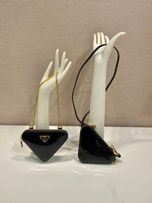 Треугольная сумка из лакированной кожи 15 см фото 2