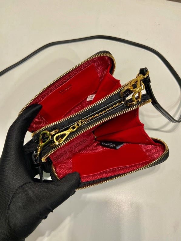 Треугольная сумка из лакированной кожи 15 см фото 4