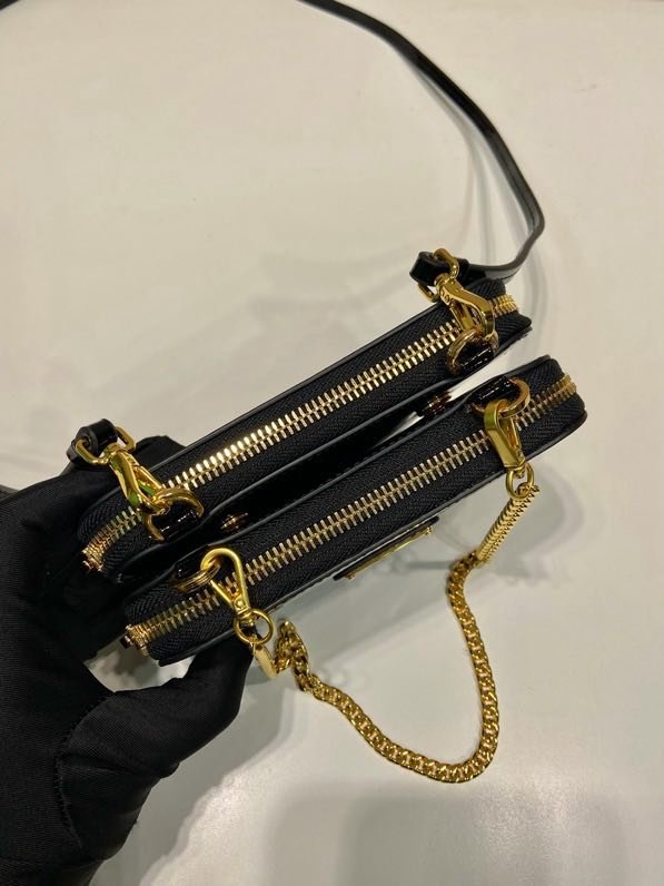 Треугольная сумка из лакированной кожи 15 см фото 6