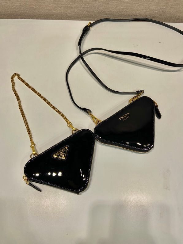 Треугольная сумка из лакированной кожи 15 см фото 7