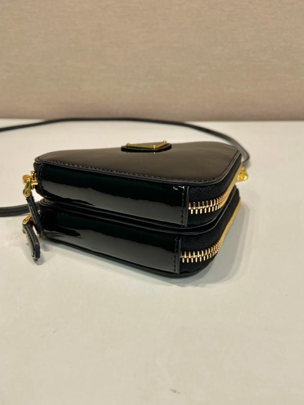 Треугольная сумка из лакированной кожи 15 см фото 8