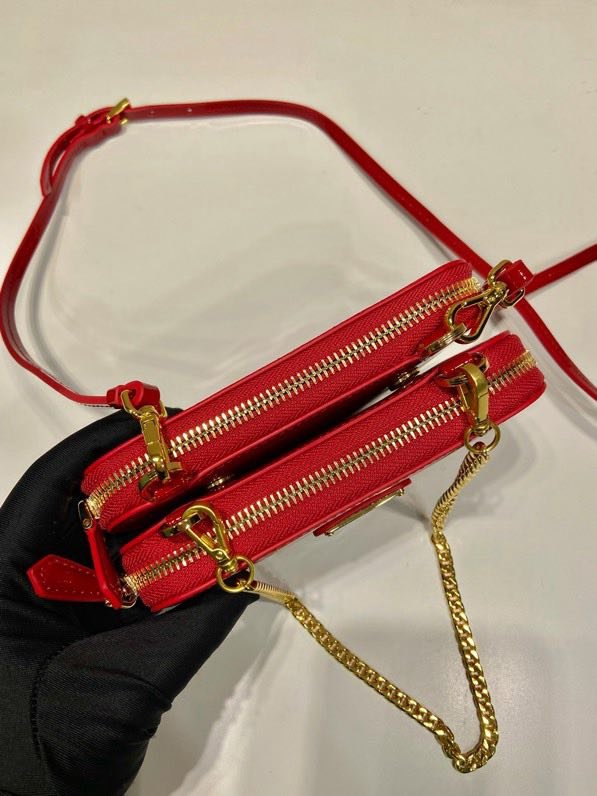 Треугольная сумка из лакированной кожи 15 см фото 9