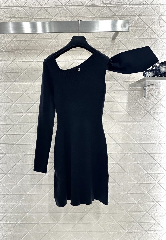 Трикотажное платье с одним рукавом и бантом фото 2