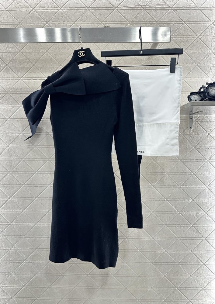 Трикотажное платье с одним рукавом и бантом фото 3