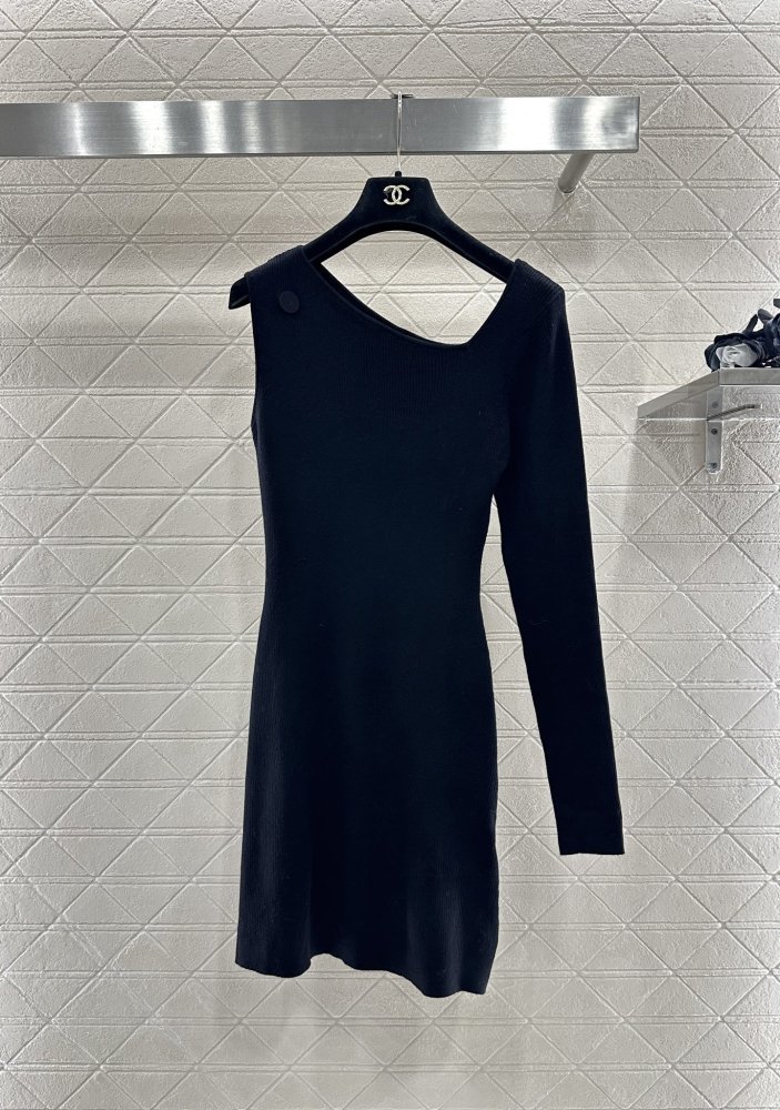 Трикотажное платье с одним рукавом и бантом фото 4