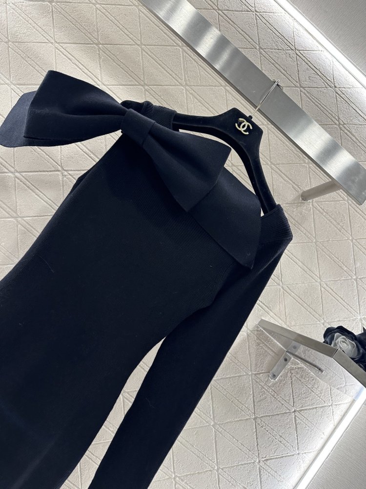 Трикотажное платье с одним рукавом и бантом фото 5