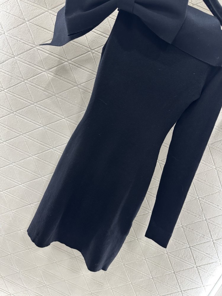 Трикотажное платье с одним рукавом и бантом фото 6