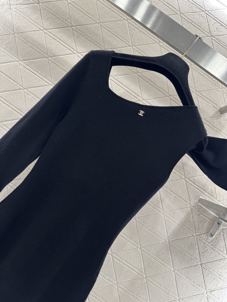 Трикотажное платье с одним рукавом и бантом фото 7