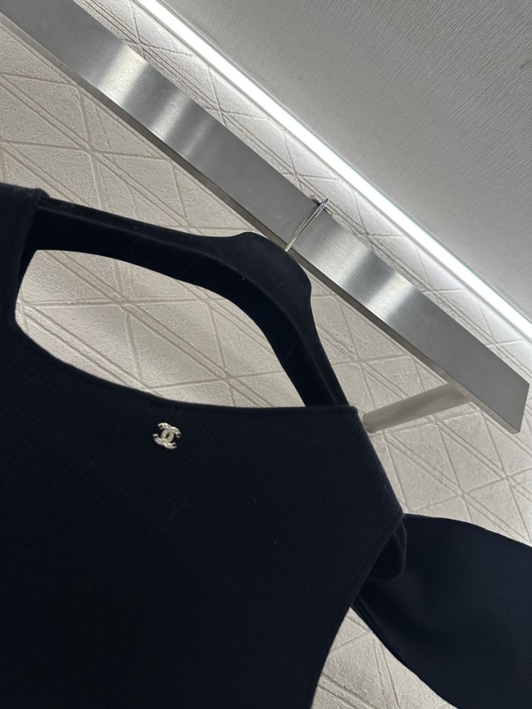 Трикотажное платье с одним рукавом и бантом фото 8