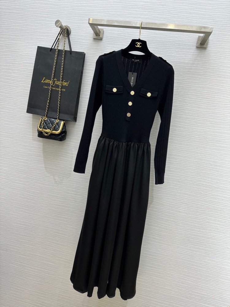 Knitted dress from V-neck Neck