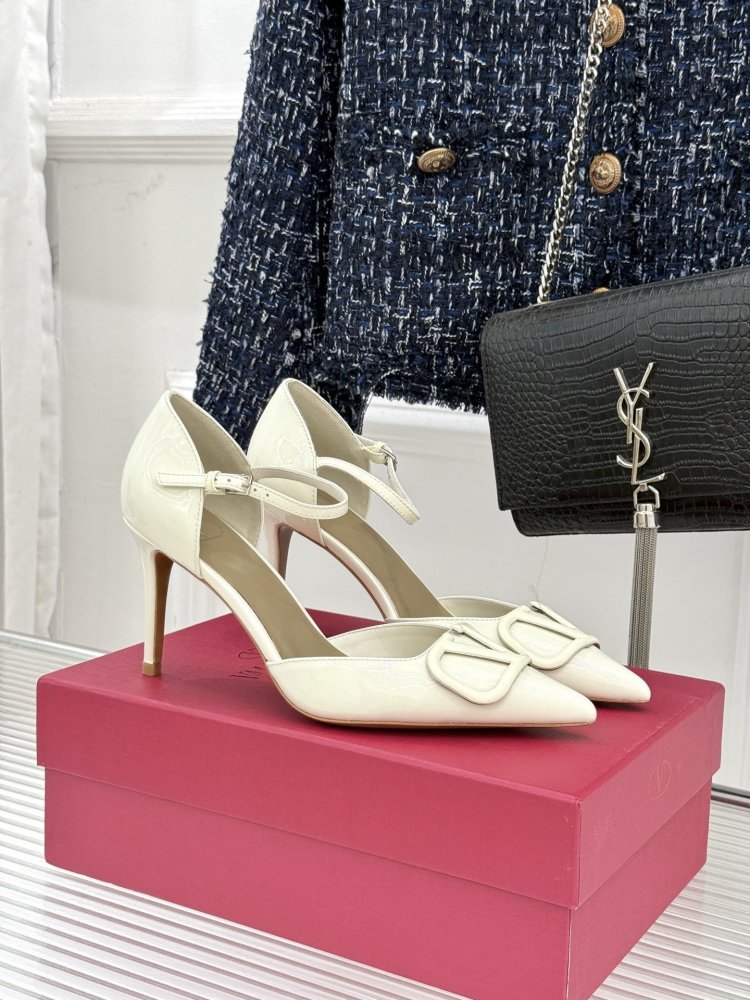 Shoes d'Orsay on stud from close gold logo and strap