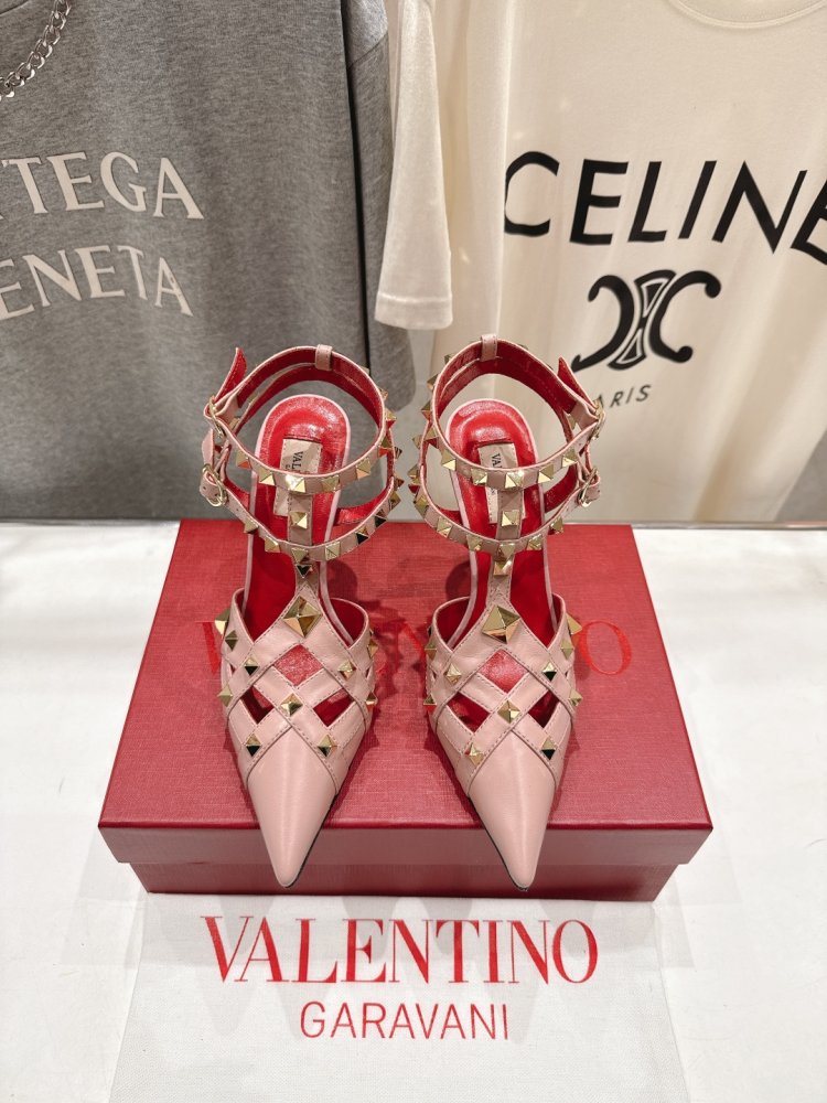 Shoes d'Orsay on stud from close gold logo and strap