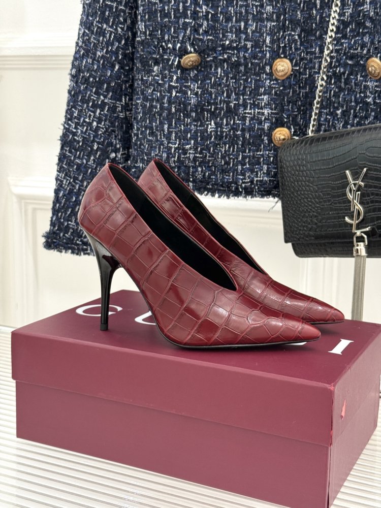 Туфлі з шкіри крокодила на гострому високому підборах