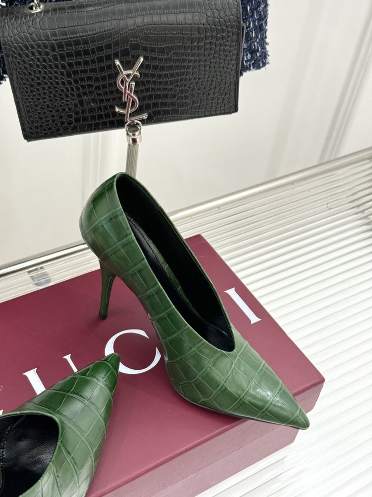 Туфлі з шкіри крокодила на гострому високому підборах фото 5
