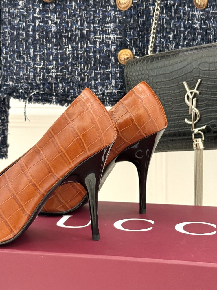 Туфлі з шкіри крокодила на гострому високому підборах фото 6