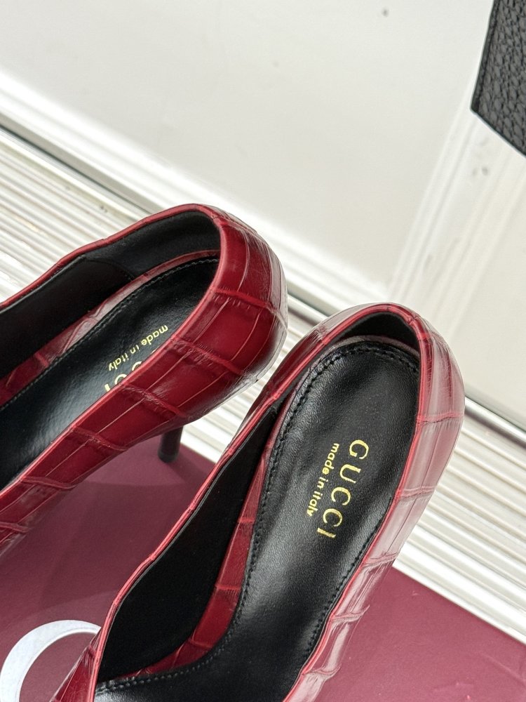 Туфлі з шкіри крокодила на гострому високому підборах фото 8