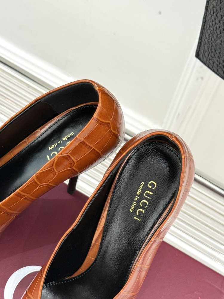 Туфлі з шкіри крокодила на гострому високому підборах фото 8