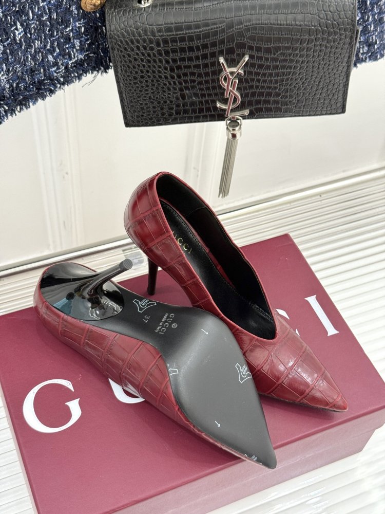 Туфлі з шкіри крокодила на гострому високому підборах фото 9