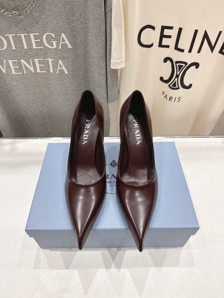 Shoes classic leather on stud from sharpened Cape