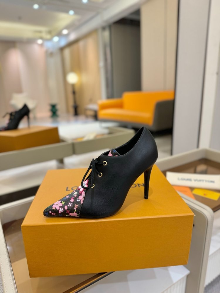 Туфлі шкіряні на шпильці і шнурівці