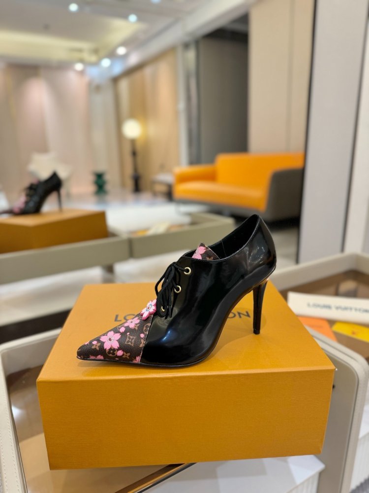 Туфлі шкіряні на шпильці і шнурівці