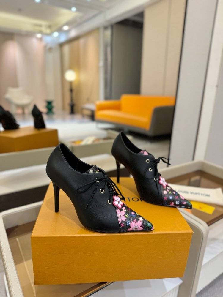 Туфлі шкіряні на шпильці і шнурівці фото 2