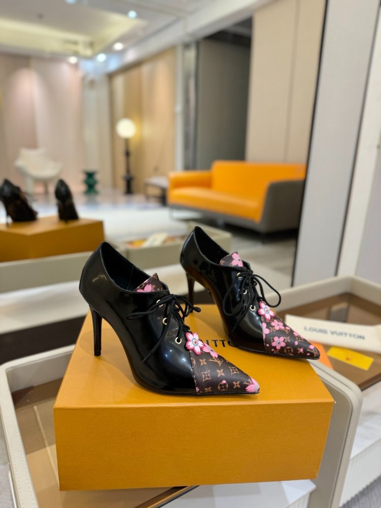 Туфлі шкіряні на шпильці і шнурівці фото 2