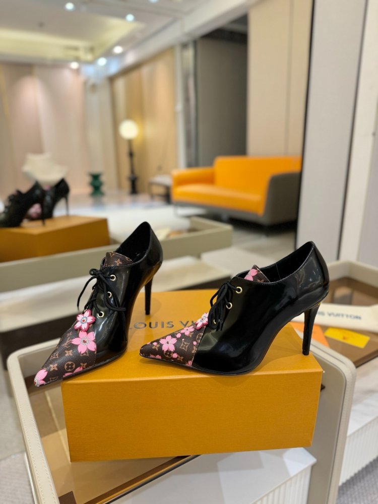 Туфлі шкіряні на шпильці і шнурівці фото 6