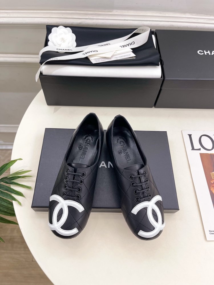 Туфлі шкіряні жіночі на шнурівці