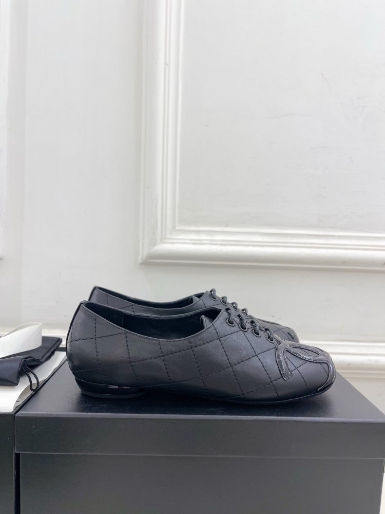 Shoes leather women's on lace фото 2