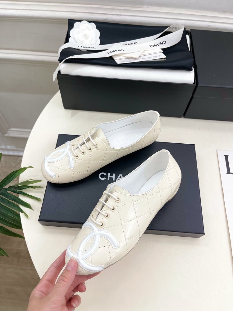 Shoes leather women's on lace фото 3