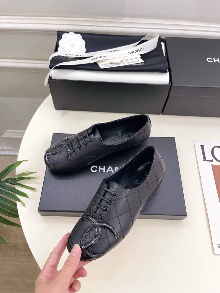 Shoes leather women's on lace фото 3